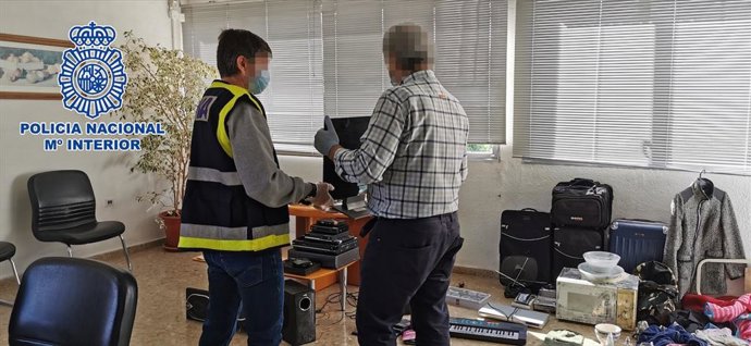 Imagen del registro domiciliario con algunos de los objetos incautados