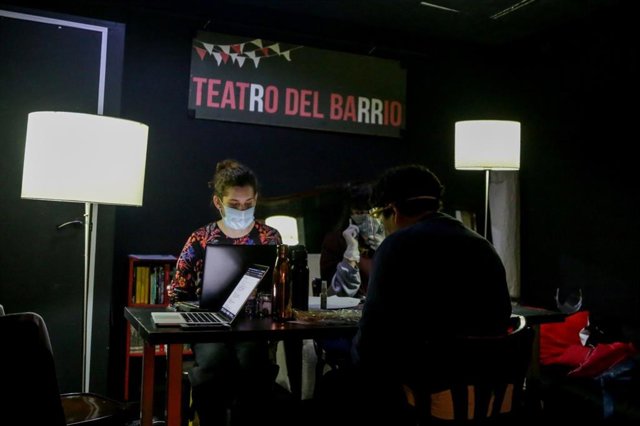 El Teatro del Barrio se reconvierte en sede del banco de alimentos para repartir alimentos a familias vulnerables
