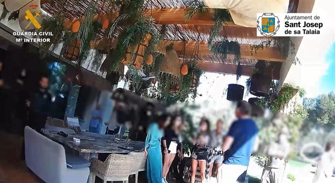 La Guardia Civil desmantela una fiesta privada en Ibiza durante el estado de alarma.