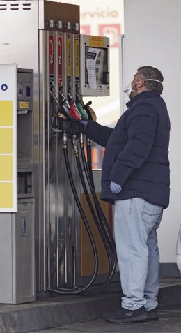 Un hombre reposta carburante en una estación de servicio