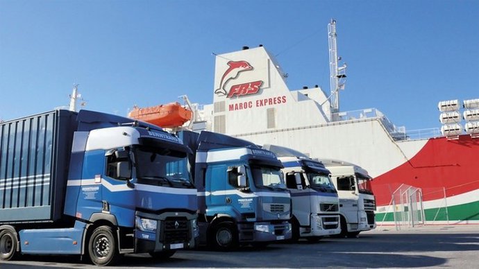 Camiones esperando la entrada en ferry en el Puerto de Motril
