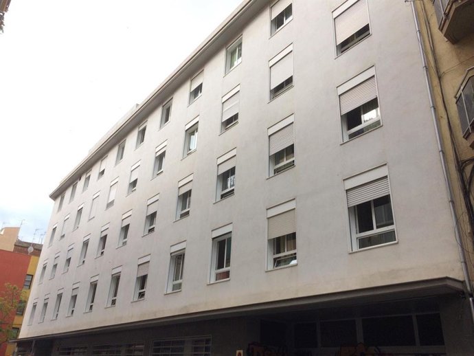 Fachada de la residencia Bertran i Oriola del barrio de la Barceloneta (Barcelona)