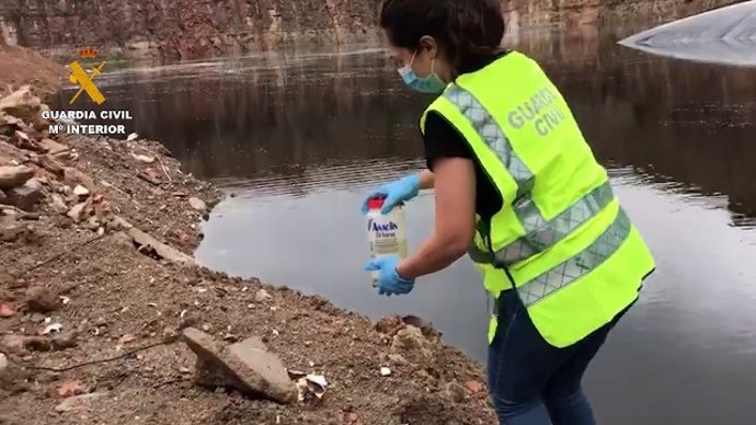 Investiguen un abocador de Seva (Barcelona) per tirar residus contaminats a una riera.