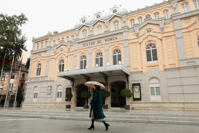 Una persona con mascarilla recorre la calle Alejandro Séiquer, vacía durante el estado de alarma, con bolsas de plástico en las manos, en Murcia (España) a 22 de marzo de 2020.
