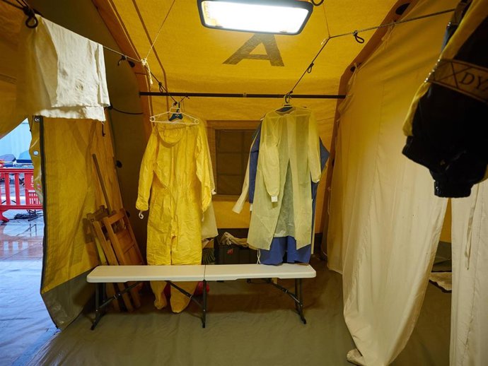 Trajes colgados en la zona de secado en inmediaciones del Complejo Hospitalario de Navarra donde voluntarios de la asociación DYA desinfectan camillas con el fin de prevenir la expansión del coronavirus.