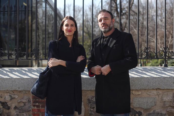 La portavoz mediática de Más Madrid en el Ayuntamiento de Madrid, Rita Maestre y el concejal de Más Madrid en el Ayuntamiento, Nacho Murgui, posan juntos en el exterior del parque de El Retiro