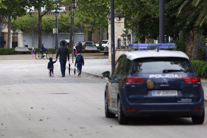 Menores en la calle en el primer día de paseos autorizados