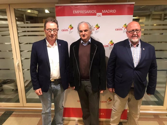 Los secretarios generales de CC.OO., Jaime Cedrún, y de UGT, Luis Miguel López Reíllo, junto al presidente de CEIM, Miguel Garrido. Archivo.