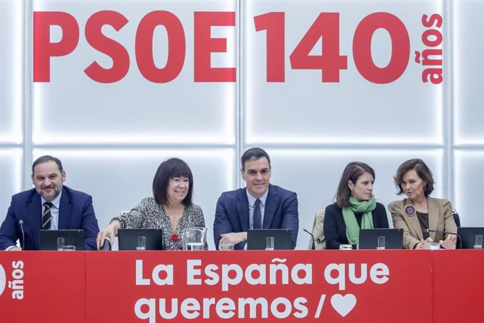 El secretario general del PSOE, Pedro Sánchez, con algunos de los miembros dela Ejecutiva Federal del partido