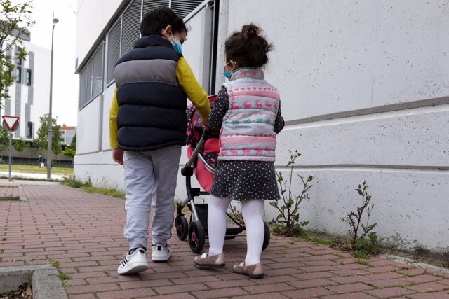 Dos niños pasean por la calle durante el segundo día de desconfinamiento de niños y preadolescentes. En Madrid (España) a 27 de abril de 2020.