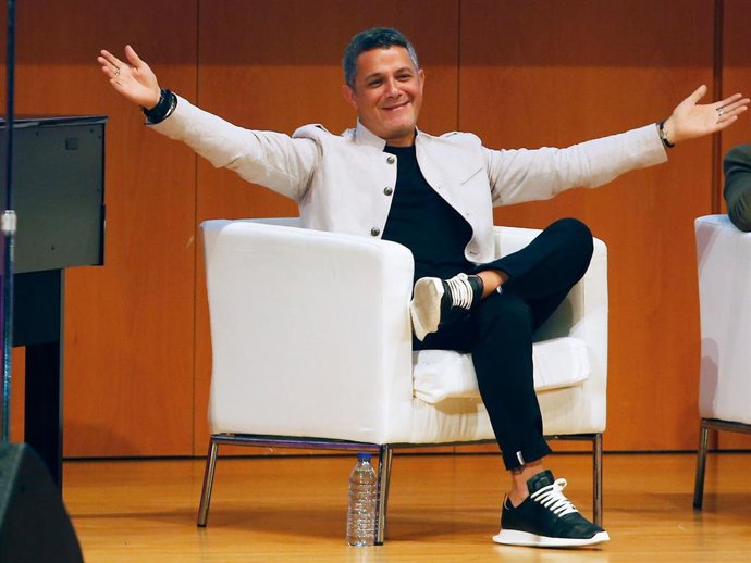 El cantante Alejandro Sanz recibe el título de Hijo Adoptivo de la ciudad de Cádiz