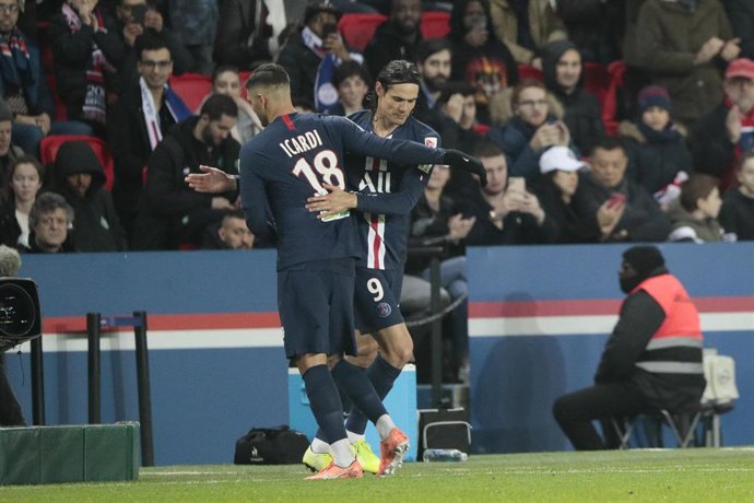 Edinson Cavani substitution of Mauro Icardi (PSG) who left the game in his arms during the French League Cup, quarter final football match between Paris Saint-Germain and AS Saint-Etienne on January 8, 2020