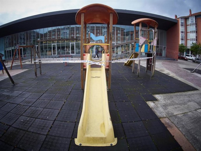 Los parques infantiles continúan cerrados en el primer día en el que se permite la salida de niños en el relajamiento de las medidas de confinamiento marcadas por el Gobierno de España durante el Estado de Alarma ocasionado por la Pandemia Covid-19  en 