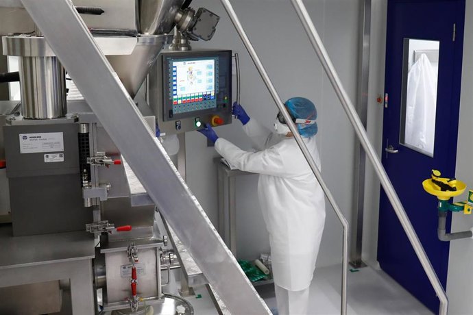 Trabajadores sanitarios en un laboratorio.