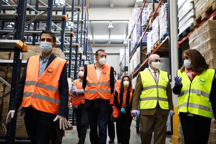 El consejero de Políticias Sociales, Familias, Igualadad y Natalidad, Alberto Reyero, visita una de las delegaciones del Banco de Alimentos en Alcalá de Henares