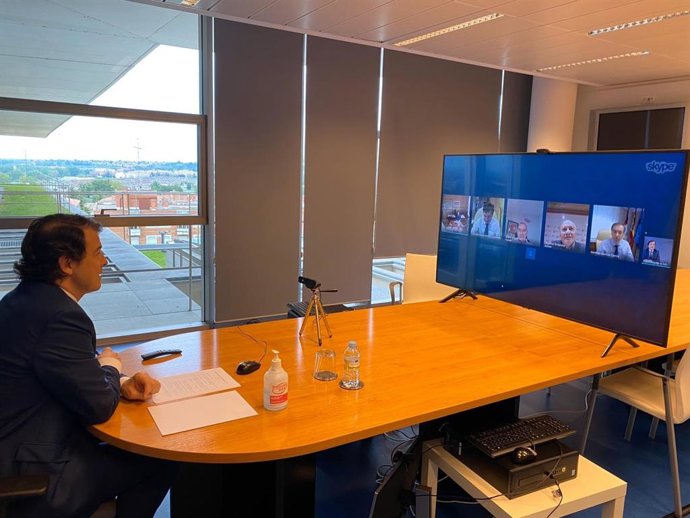 El presidente de la Junta en videoconferencia con los líderes regionales de UGT y CCOO.