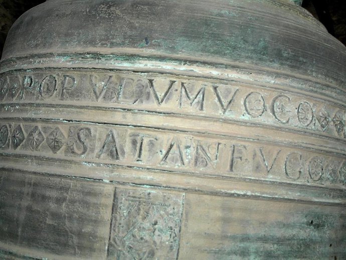 Campana con inscripción