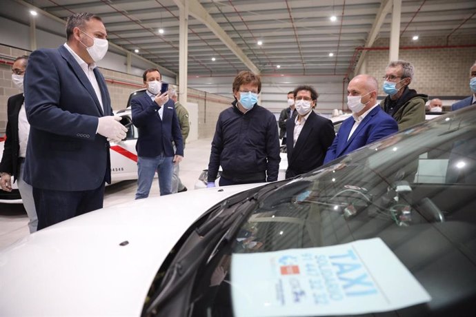 El alcalde de Madrid, José Luis Martínez-Almeida, visita las instalaciones de la nave cedida a la Gremial de Auto-Taxi para la desinfección de vehículos