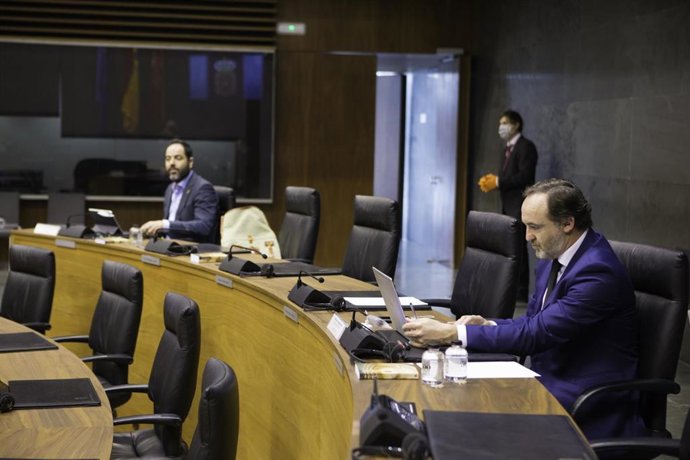 Ramón Alzórriz y Javier Esparza en el Salón de Plenos del Parlamento de Navarra