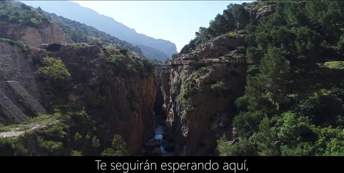 Imagen del vídeo del Caminito del Rey con el lema Volveremos a caminar muy pronto