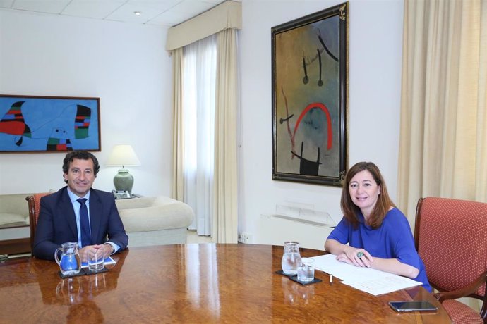 El presidente del PP, Biel Company, y la presidenta del Govern, Francina Armengol, durante la reunión.