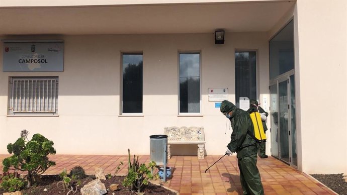 Efectivos de la Armada desinfectan el exterior del consultorio de Camposol, en Mazarrón