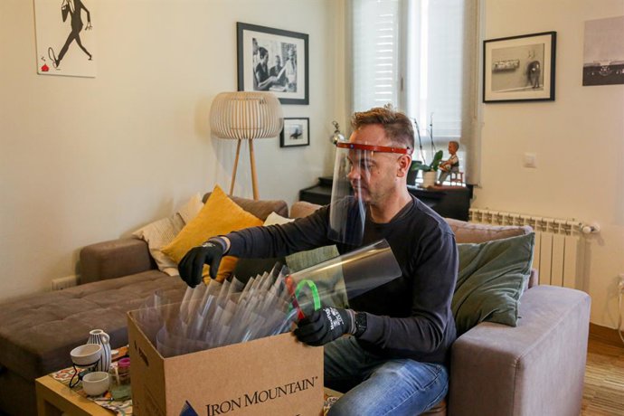 Un persona con máscaras de protección facial. 