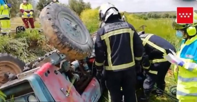 Herido grave un agricultor al volcar su tractor