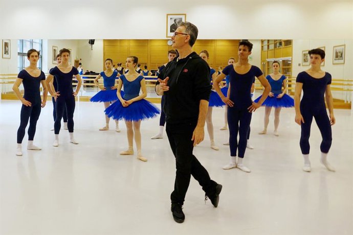 Rodolfo Castellanos, director del curso de PAR en danza del Centro Cultural de Terrassa (Barcelona), impartiendo una clase de ballet