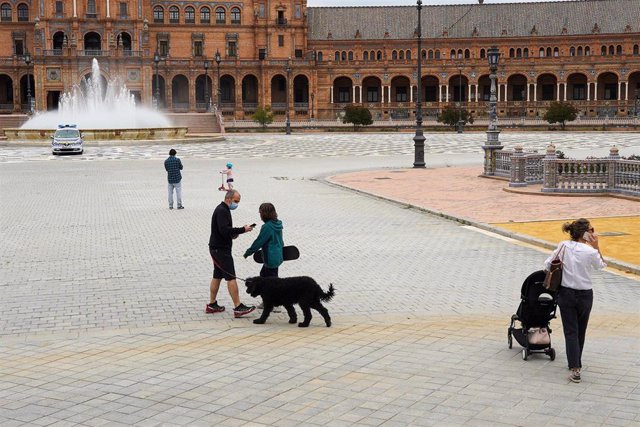 Plaza de España del Parque de Maria Luisa en el primer día donde los niños han podido salir acompañado de un adulto. Sevilla a 26 de abril del 2020