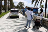 La Policía Local de Málaga no sanciona en el primer día de paseo con niños pero sí informa de las normas a cumplir