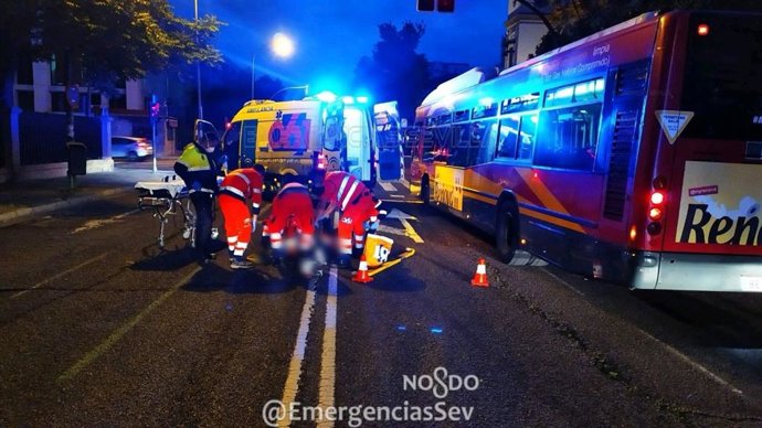 Un motorista ha resultado herido grave tras colisionar con un taxi que circulaba en sentido contrario
