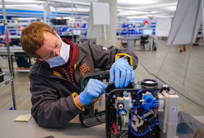 Imagen de un empleado de General Motors produciendo un respirador para pacientes con coronavirus.