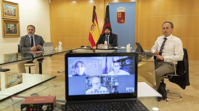 El jefe del Ejecutivo autonómico, Fernando López Miras, se reunió hoy por vía telemática con la presidenta de la Federación de Municipios de la Región de Murcia, María Dolores Muñoz, y miembros de su junta directiva