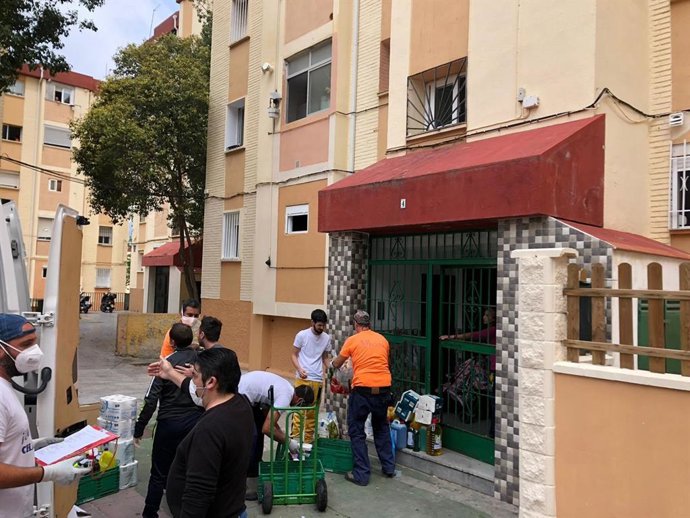 Reparto de productos y alimentos a familias vulnerables del distrito Palma-Palmilla de Málaga capital