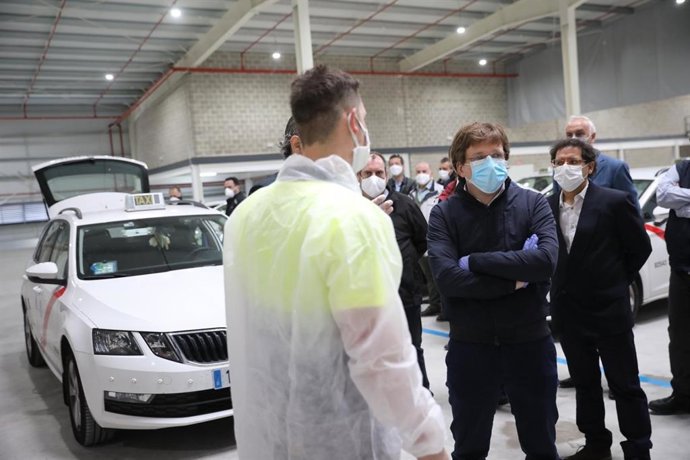 El alcalde de Madrid, José Luis Martínez-Almeida, visita en Vicálvaro la nave cedida por el Ayuntamiento a la Gremial del Taxi