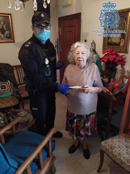Anciana asistida por los agentes para obtener su pensión