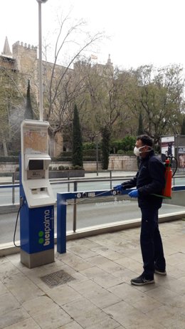 Un operario limpia una de las estaciones de Bicipalma.