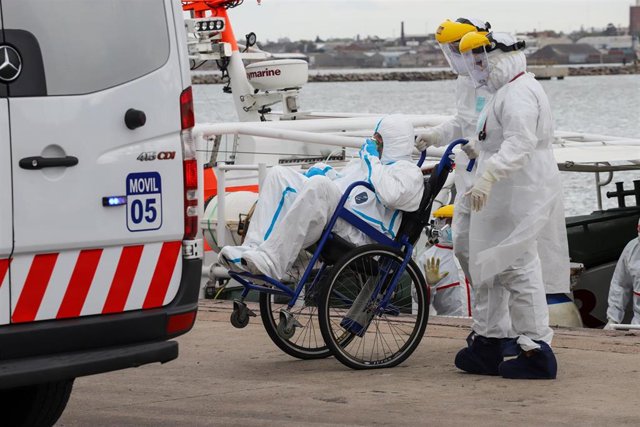 Personal sanitario atiende a un paciente de coronavirus en la capital de Uruguay, Montevideo