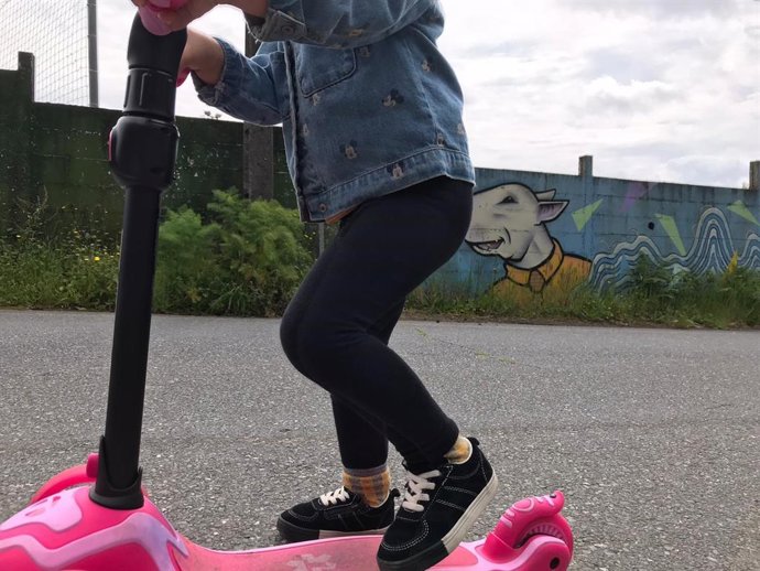 Niña patinando en el primer día de salidas autorizadas a menores desde el inicio de la pandemia de coronavirus.