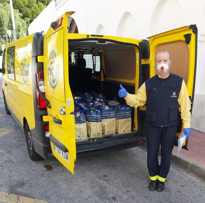 Correos reparte alimentos en Benalmadena