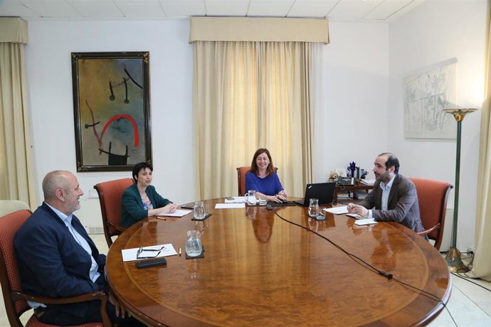 La presidenta del Govern, Francina Armengol, reunida con los portavoces de MÉS, Miquel Ensenyat; PSIB, Sílvia Cano; y Unidas Podemos, Alejandro López, en el Consolat de Mar.