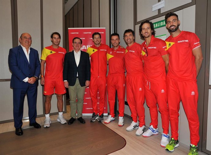 Rafa Nadal junto a Miguel Díaz, presidente de la RFET, Antonio Huertas, presidente de Mapfre,  y Pablo Carreño, Roberto Bautista, Sergi Bruguera, Feliciano López y Marcel Granollers