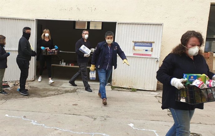 Reparto de alimentos entre familias en situación de vulnerabilidad en Ávila.