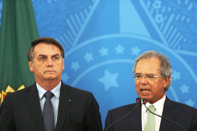 El presidente de Brasil, Jair Bolsonaro, junto al ministro de Economía del país, Paulo Guedes
