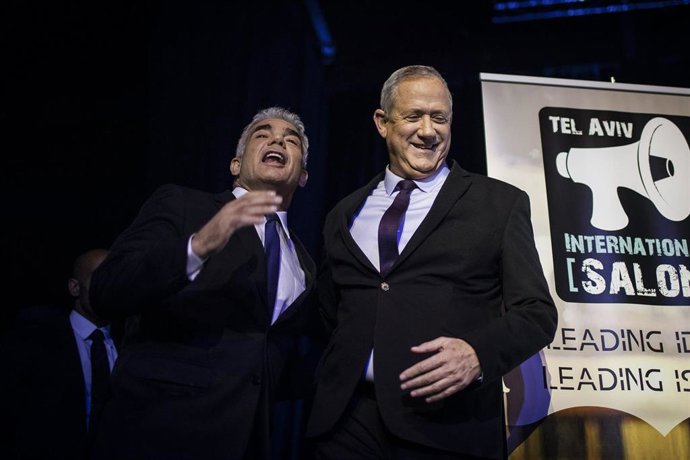 Benjamin Gantz, líder de Azul y Blanco (d), junto a Yair Lapid, líder de Yesh Atid (i)