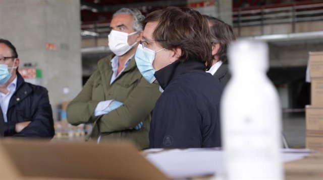 Almeida recibe una nueva remesa de material sanitario donado por empresas y entidades