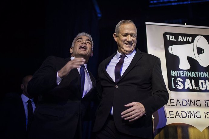 Benjamin Gantz, líder de Blau i Blanco (d), al costat de Yair Lapid, líder de Yesh Atid (i)