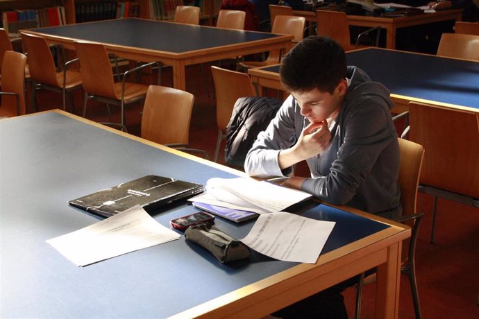 Un universitario estudia en la biblioteca de la Universidad de Toledo.