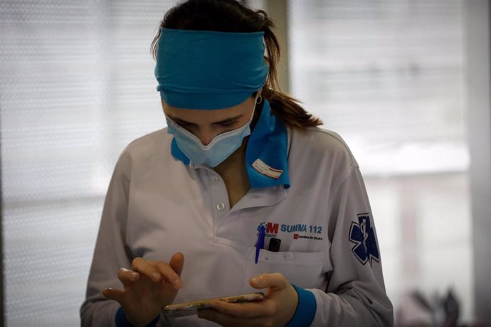 La enfermera del SUMMA Raquel Lafuente descansa en las instalaciones del Servicio de Urgencia Médica (SUMMA 112) durante un día de trabajo en el estado de alarma por la pandemia del coronavirus. En Madrid (España) a 26 de abril de 2020.